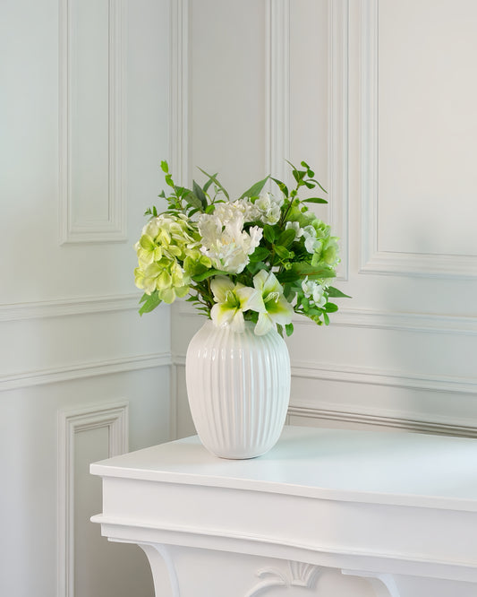 lush harmony – kunstig buket i hvid vase på konsolbord