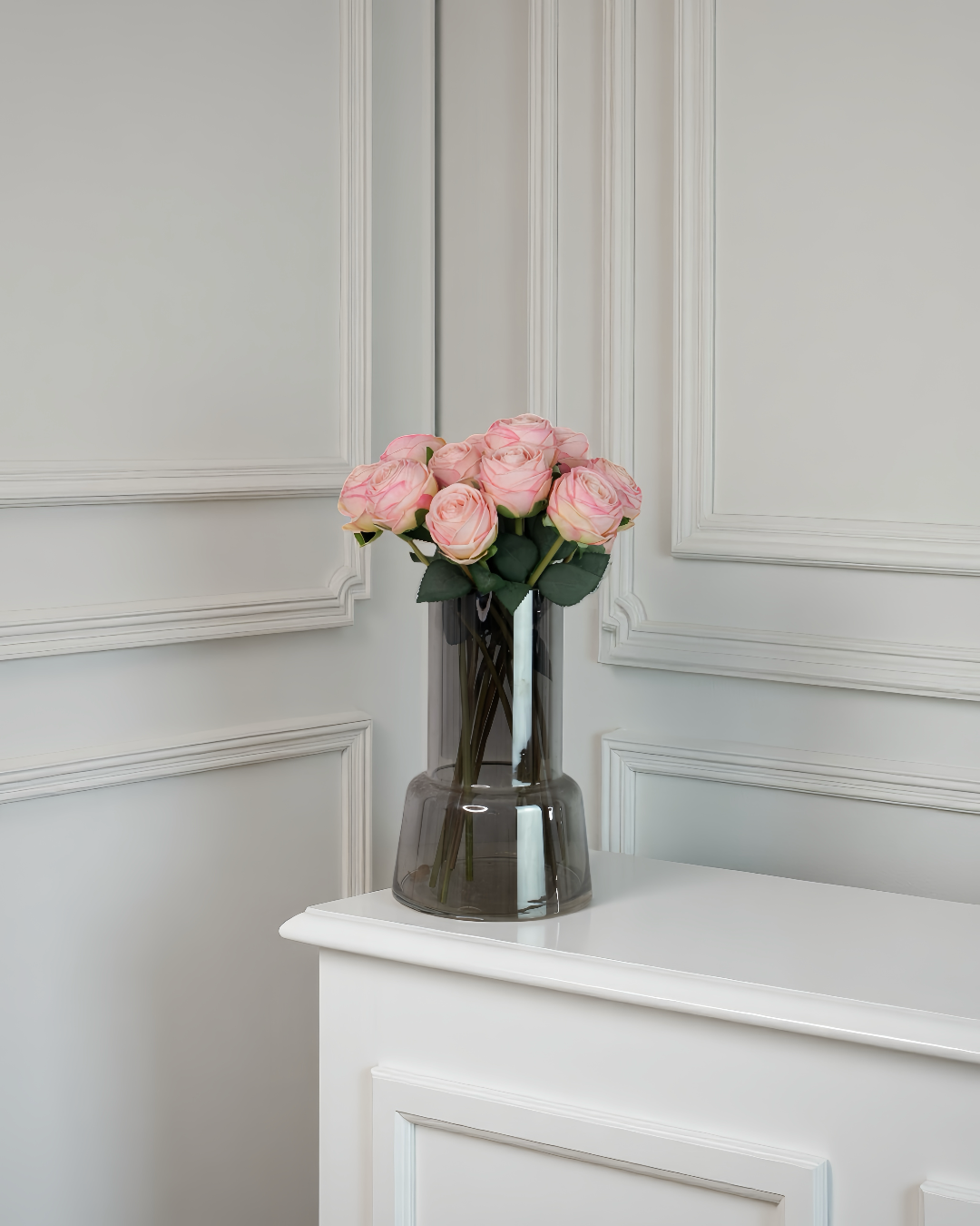 kunstige lyserøde roser i et lyst nordisk miljø