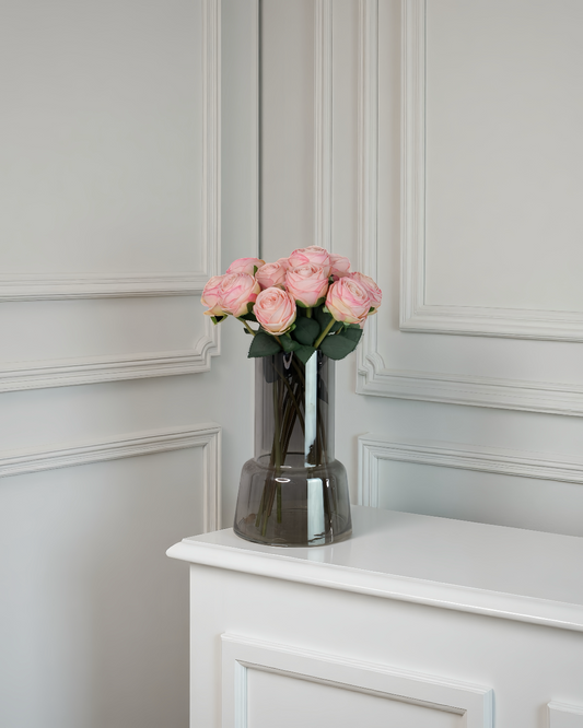 kunstige lyserøde roser i et lyst nordisk miljø