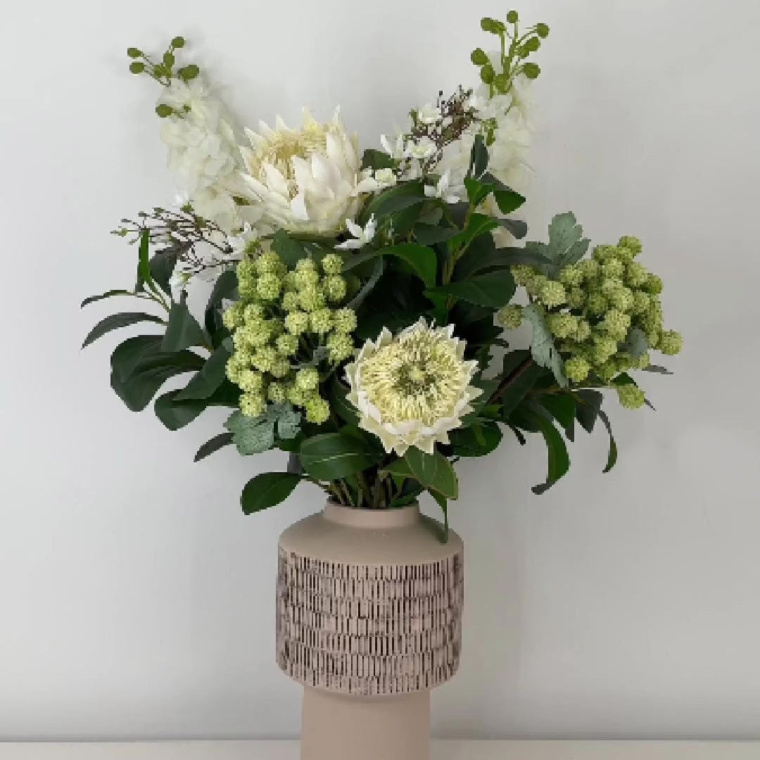 jungle muse – naturtro kunstig buket med king protea, jasmin og snebollebusk (video)