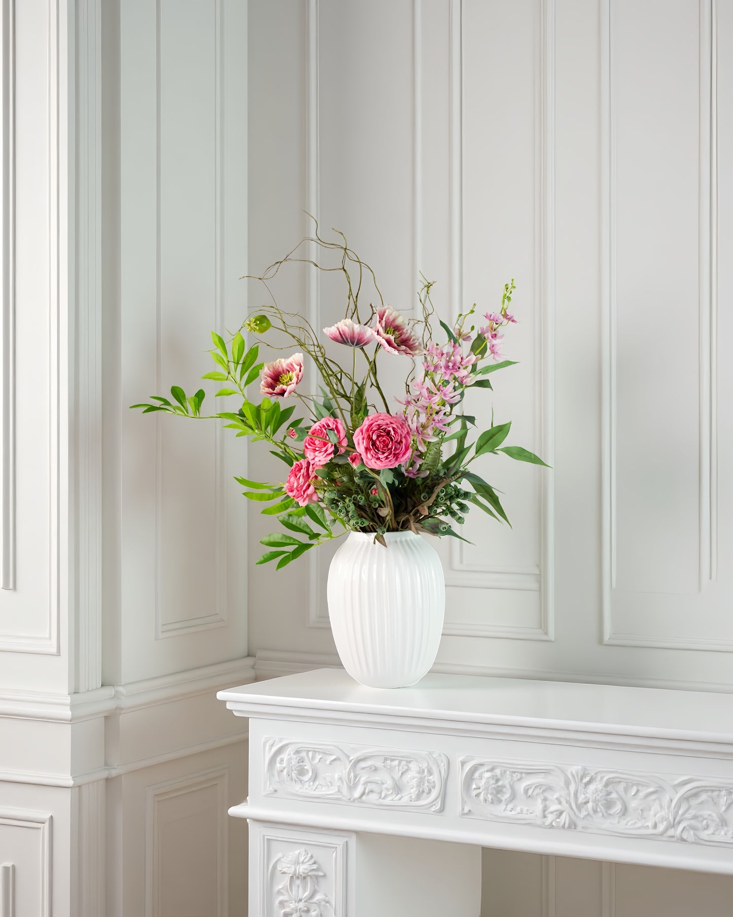 Secret Garden – kunstig buket stylet på konsolbord i lys indretning