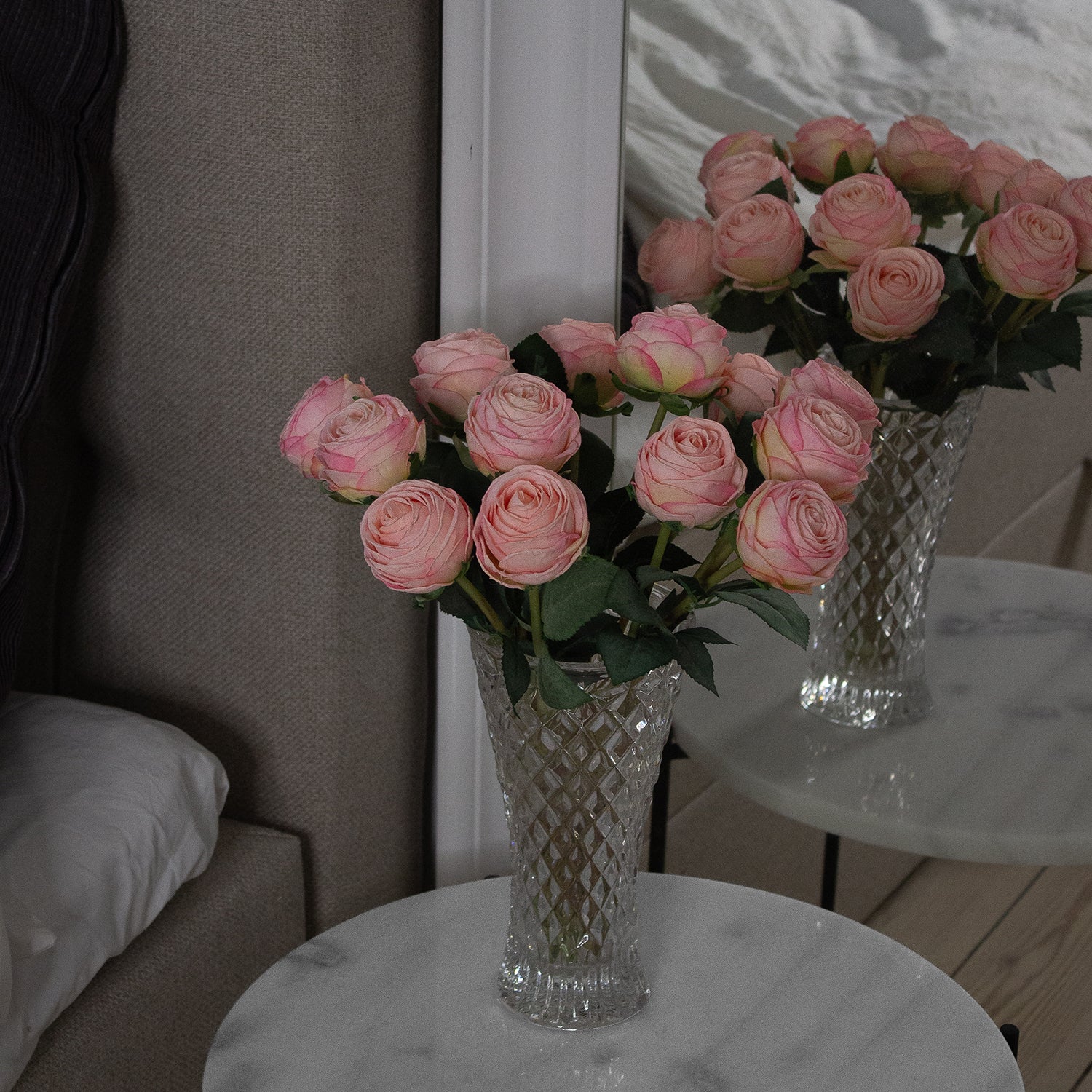 Buket af kunstige roser i moderne stue – stylinginspiration
