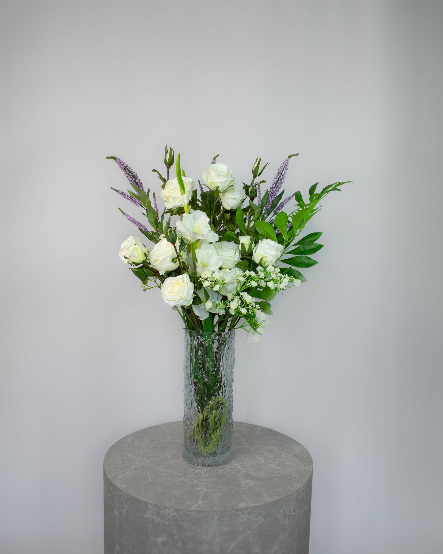 Detaljebillede af Soft Lavender kunstig blomsterbuket med hvide roser, lavendelfarvede veronica-aks og grønt løv