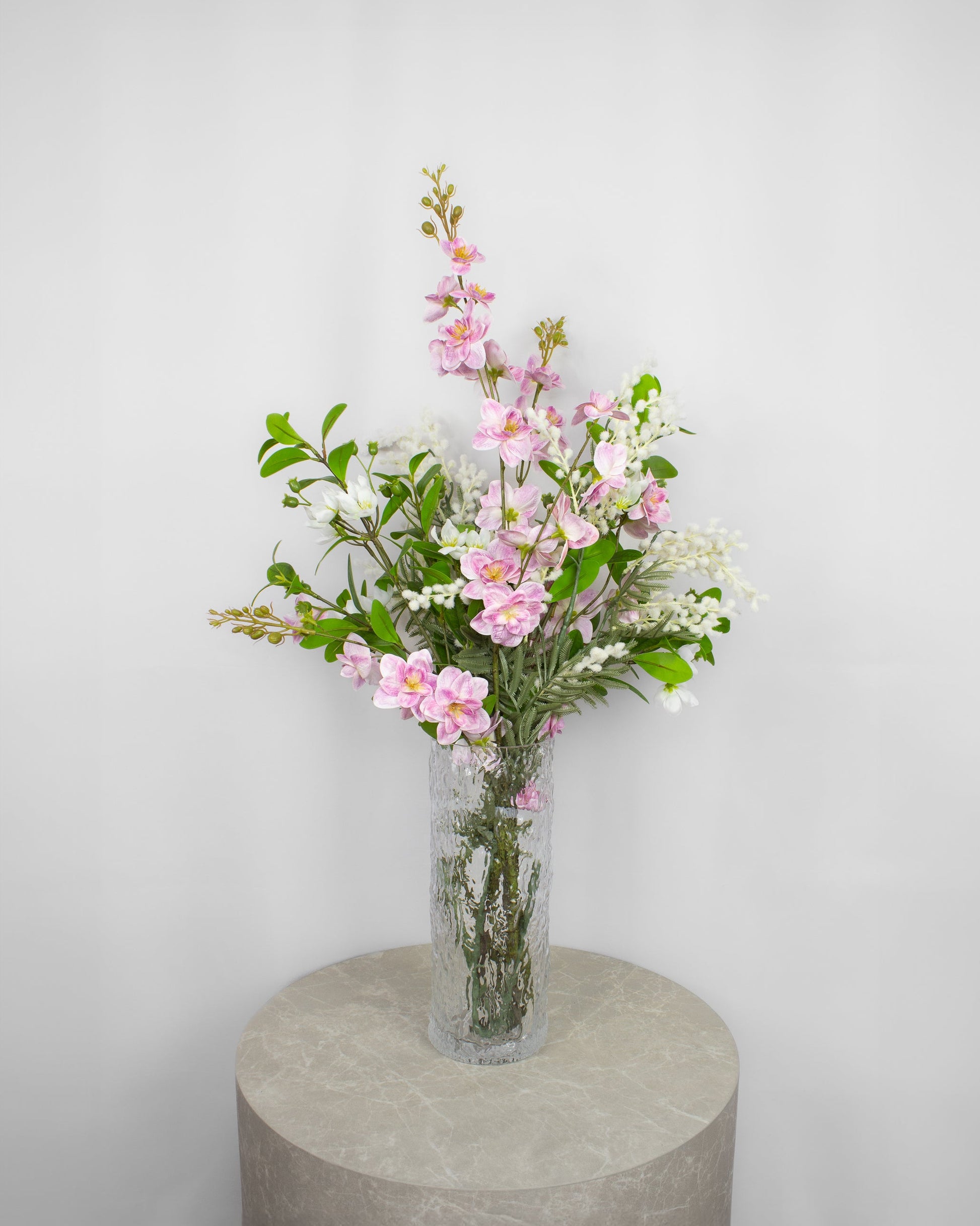 spring symphony en kunstig buket i glas vase 