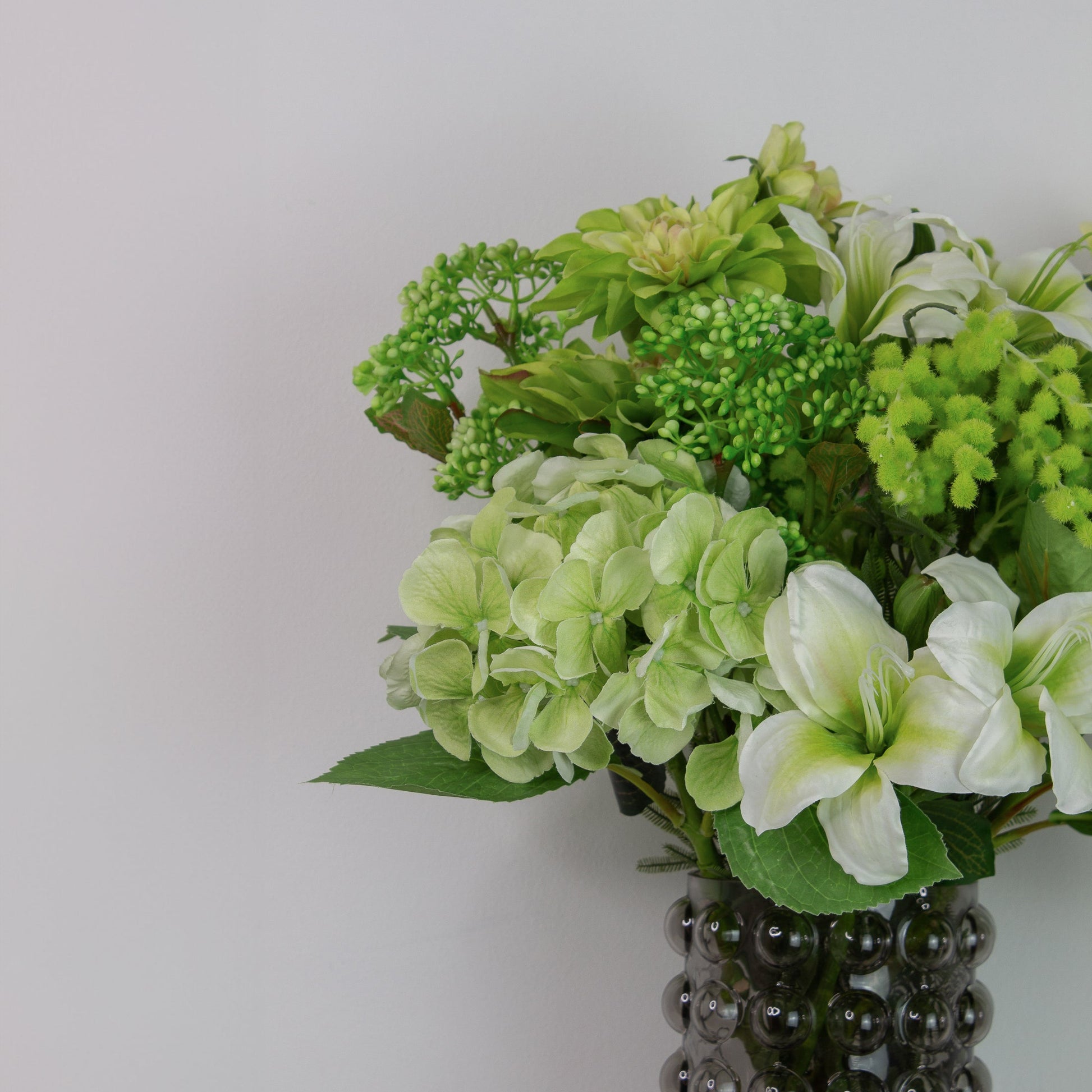 close-up af verdant bliss – kunstig buket med mimosa, dahlia og hortensia