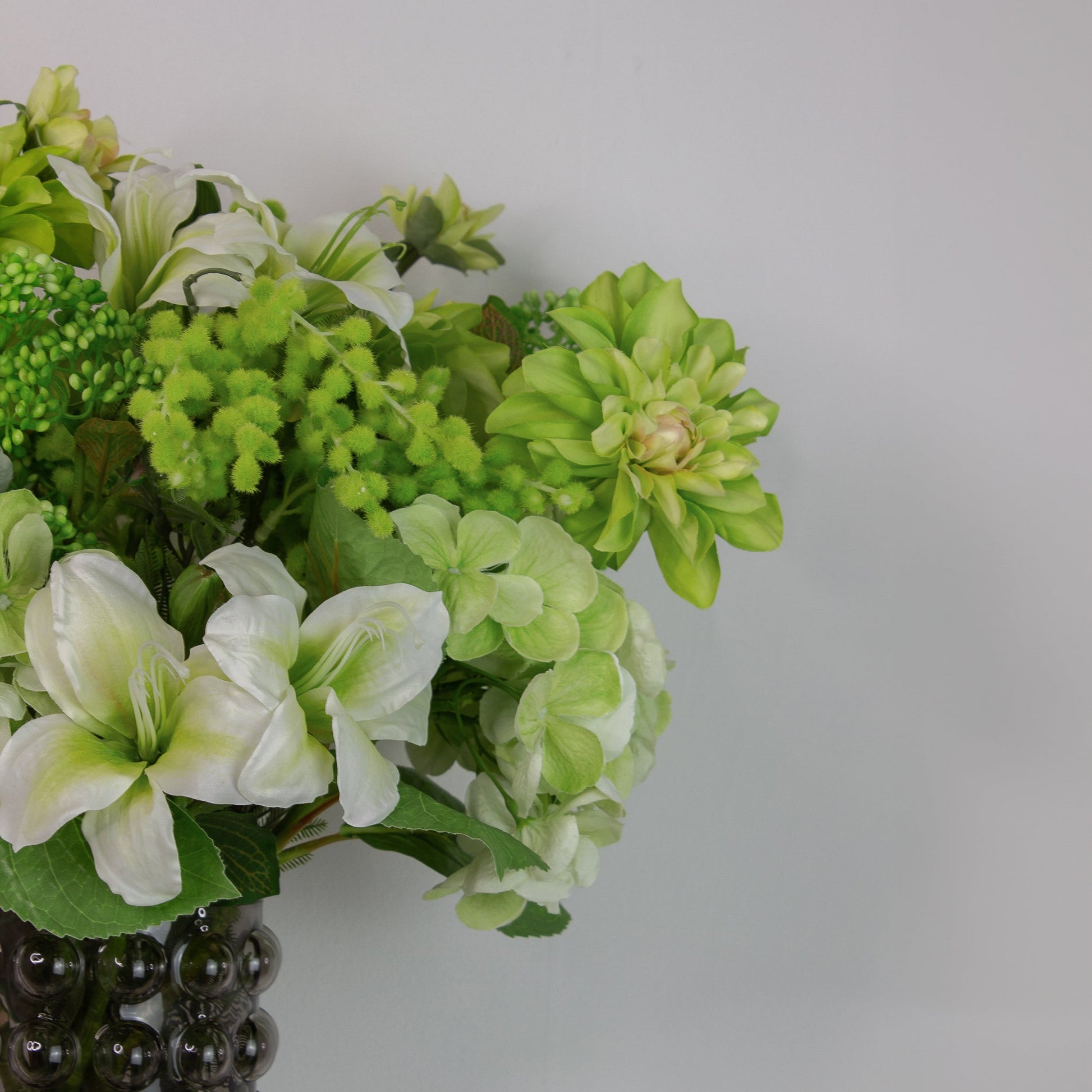 close-up af verdant bliss – kunstig buket med mimosa, dahlia og hortensia