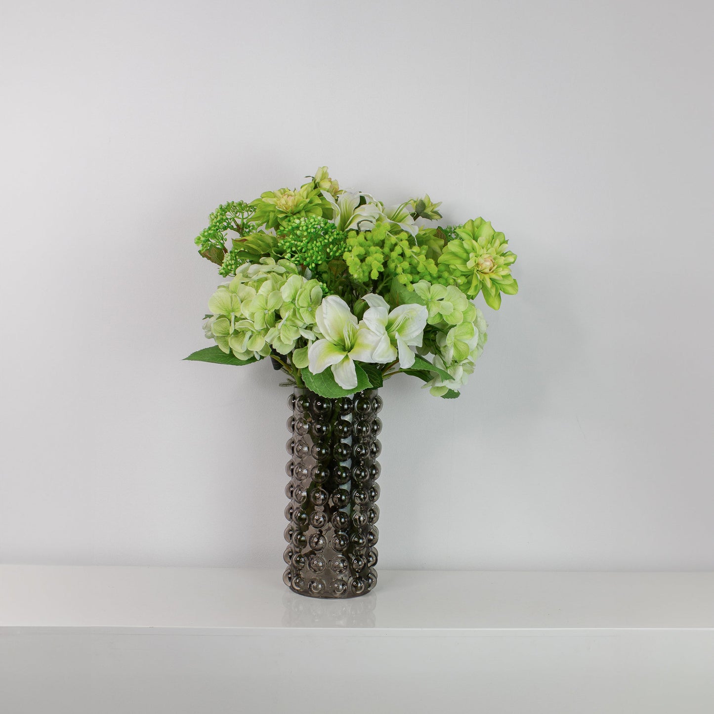 close-up af verdant bliss – kunstig buket med mimosa, dahlia og hortensia